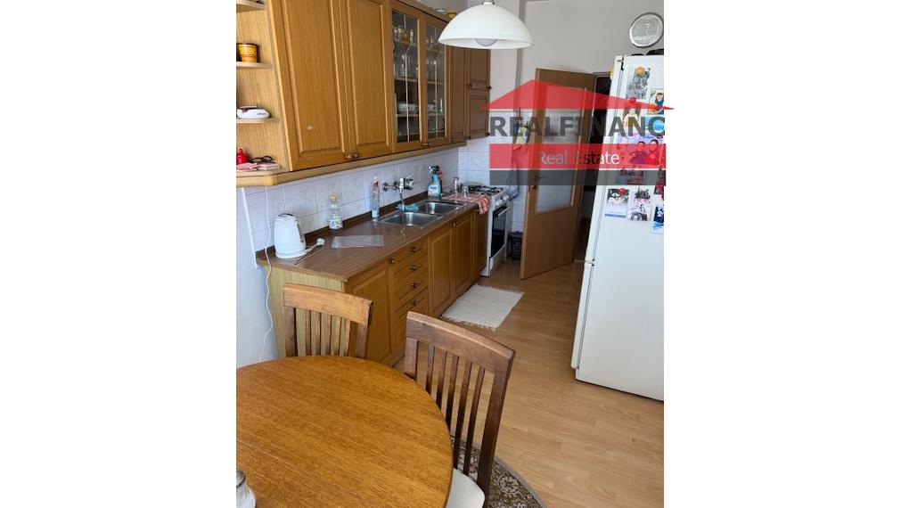 PPonúkam na predaj v centre mesta veľký tehlový 3 izbový byt s halou + veľká loggia veľkou pivnicou a garážou v uzatvorenom dvore