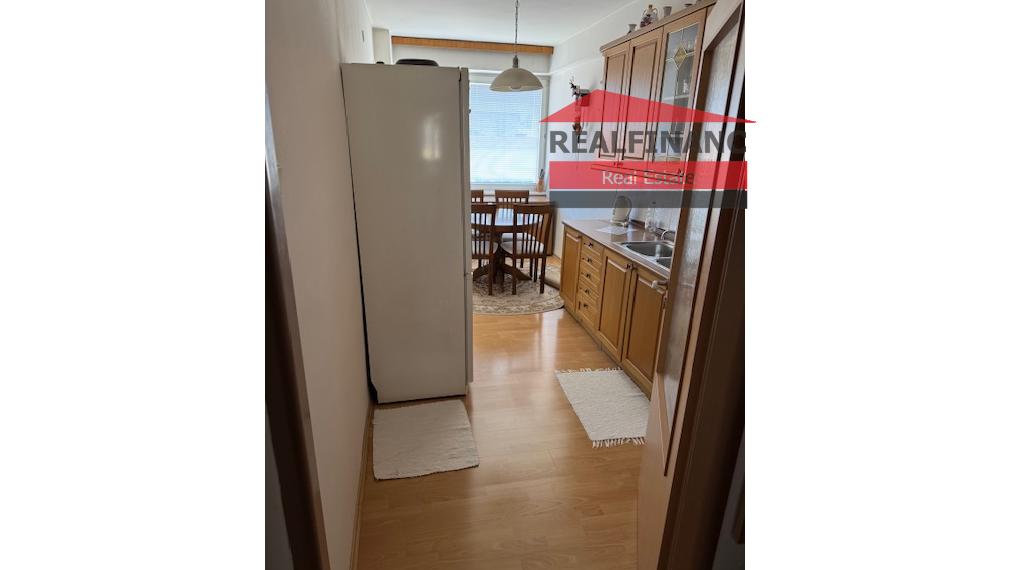 PPonúkam na predaj v centre mesta veľký tehlový 3 izbový byt s halou + veľká loggia veľkou pivnicou a garážou v uzatvorenom dvore