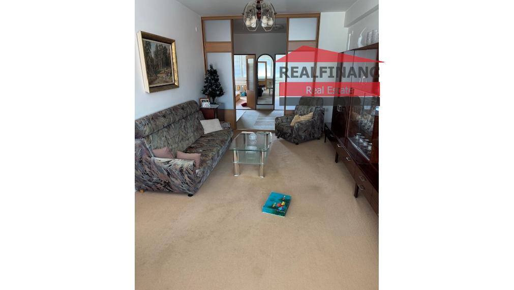 PPonúkam na predaj v centre mesta veľký tehlový 3 izbový byt s halou + veľká loggia veľkou pivnicou a garážou v uzatvorenom dvore