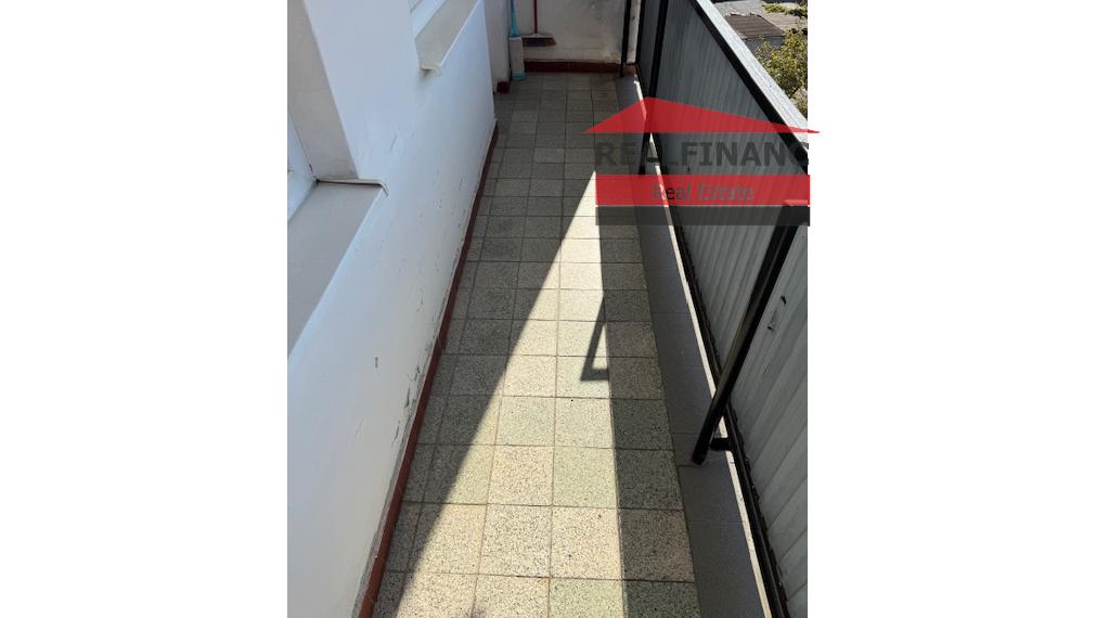 PPonúkam na predaj v centre mesta veľký tehlový 3 izbový byt s halou + veľká loggia veľkou pivnicou a garážou v uzatvorenom dvore