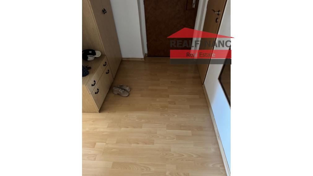 PPonúkam na predaj v centre mesta veľký tehlový 3 izbový byt s halou + veľká loggia veľkou pivnicou a garážou v uzatvorenom dvore