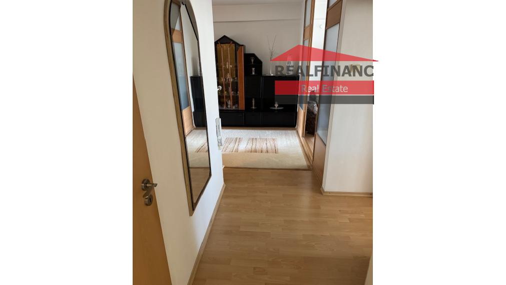 PPonúkam na predaj v centre mesta veľký tehlový 3 izbový byt s halou + veľká loggia veľkou pivnicou a garážou v uzatvorenom dvore