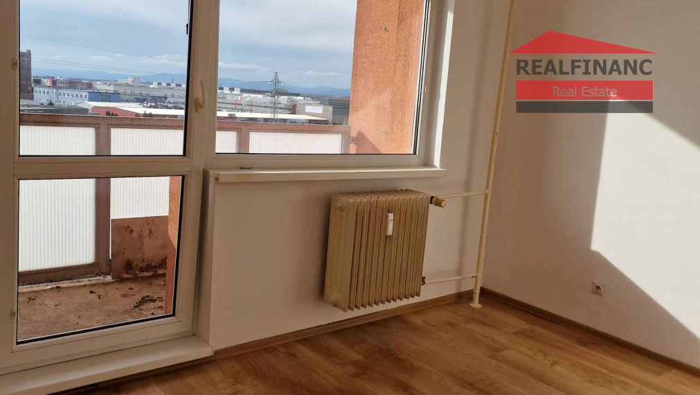 REALFINANC 100% aktuálny!!! Na prenájom po rekonštrukcii 2-izbový byt 42 m2, + 2 x loggia, Jiráskova - Trnava.