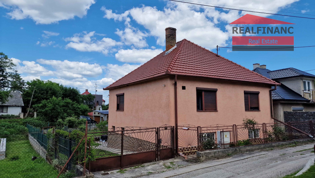 REALFINANC – 100% aktuálny ! 4 izbový rodinný dom s novou strechou zastavaná plocha 303 m2, pozemok 470 m2, Lošonec !