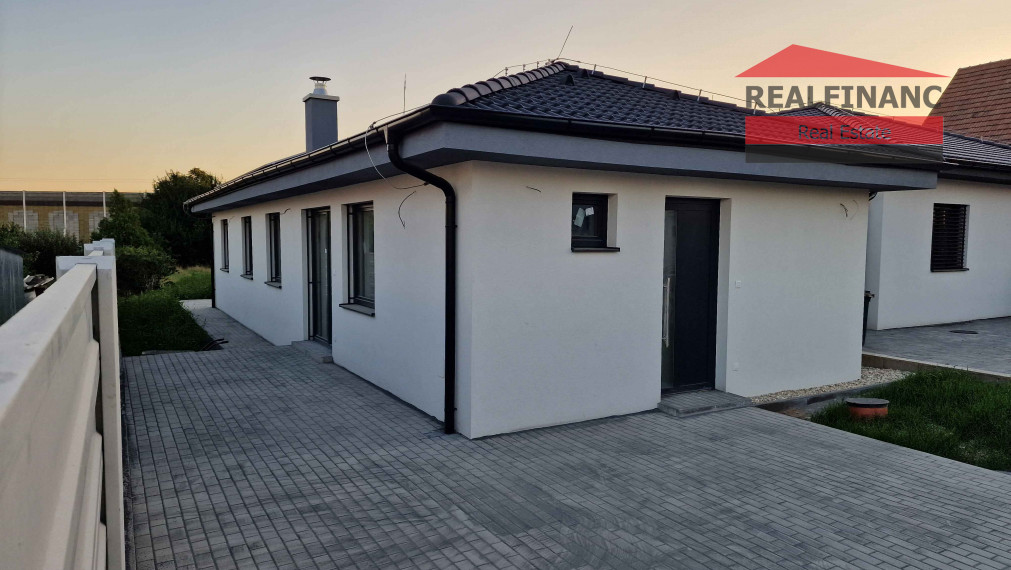 REALFINANC – 100% aktuálny ! 4 izbový Rodinný Dom, 3x parkovacie miesto, pozemok 743 m2, fotovoltaika, Vlčkovce !!
