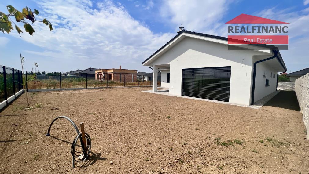 NOVOSTAVBA 4i RD s garážou, dokončený exteriér, 2x kúpeľňa, šatník, slnečný pozemok