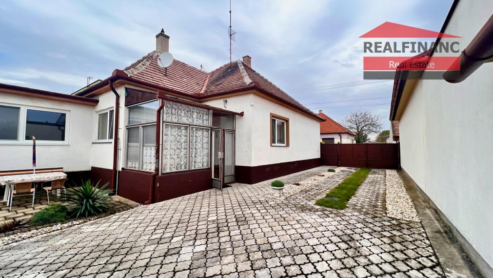 Na predaj 3.-izb. čiastočne podpivničený RD, bazén, garáž, krásny slnečný pozemok 1180m2, Suchá nad Parnou