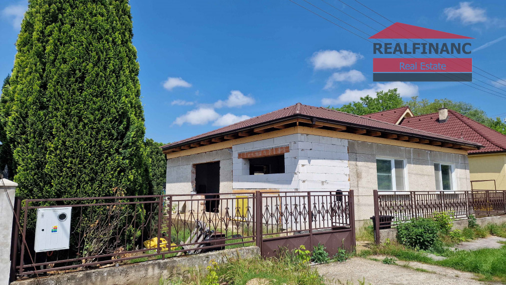 REALFINANC – 100% aktuálny ! Rodinný Dom v rekonštrukcii, zastavaná plocha 133 m2, pozemok 697 m2, Hrnčiarovce nad Parnou !
