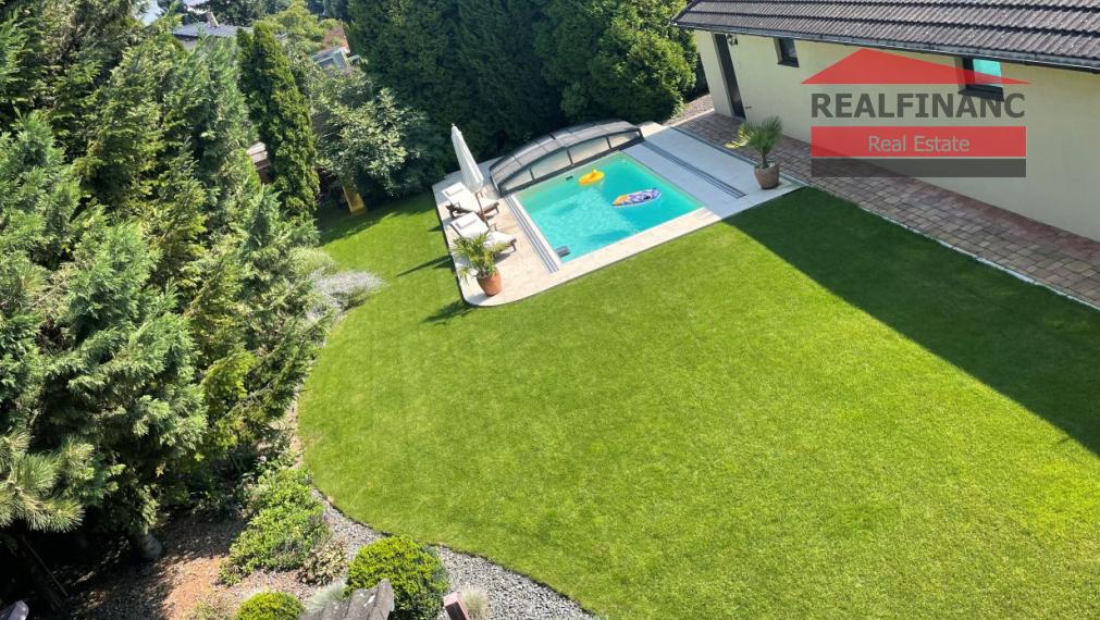 100% aktuálna! 6 izbová Vila s 2 garážou na pozemku 850 m2.