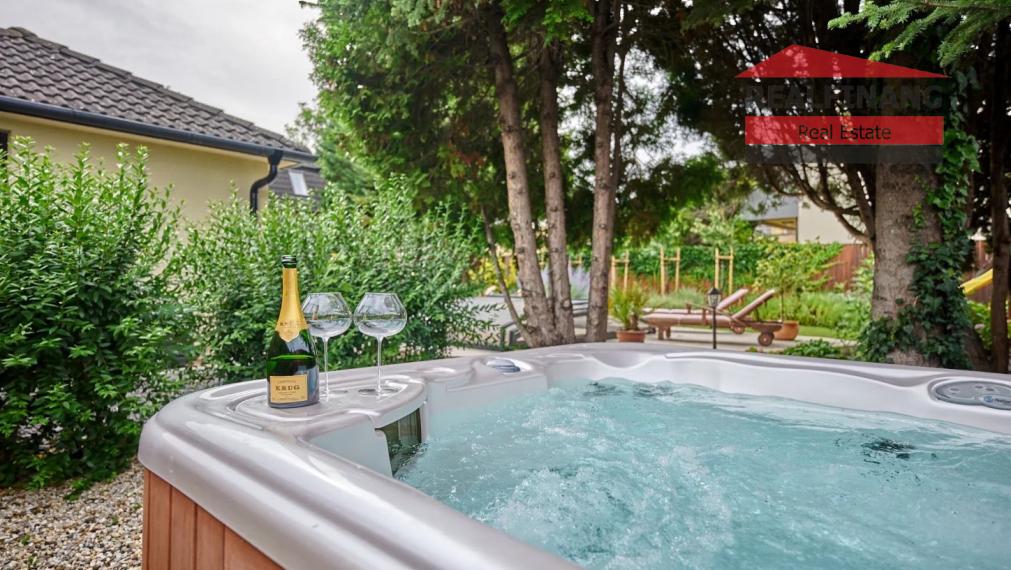 100% aktuálna! 6 izbová Vila s 2 garážou na pozemku 850 m2.