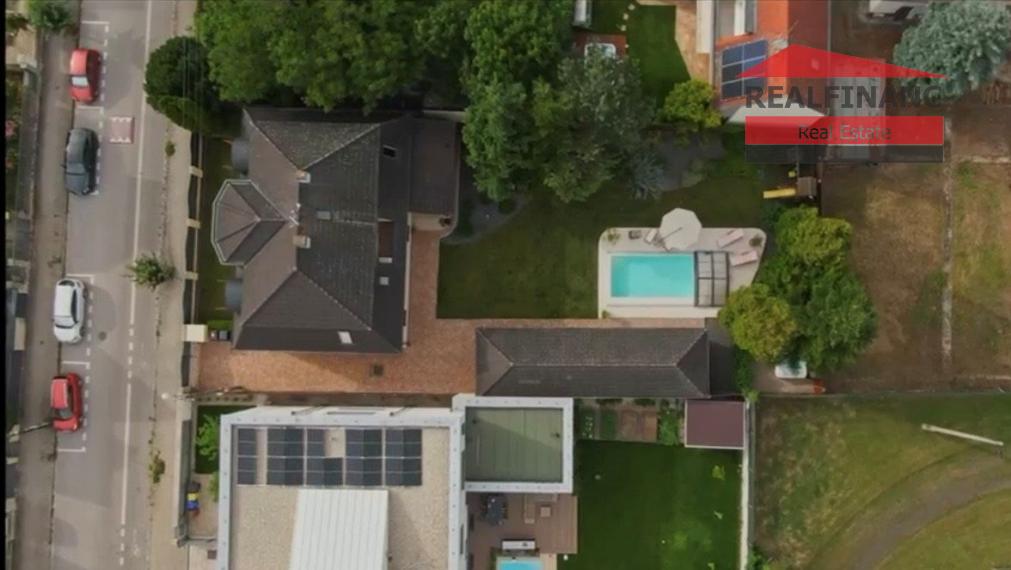 100% aktuálna! 6 izbová Vila s 2 garážou na pozemku 850 m2.