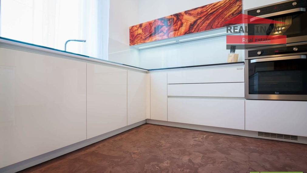 100% aktuálna! 6 izbová Vila s 2 garážou na pozemku 850 m2.