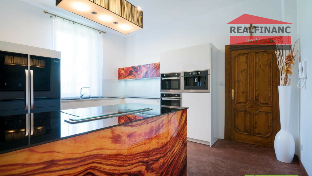 100% aktuálna! 6 izbová Vila s 2 garážou na pozemku 850 m2.