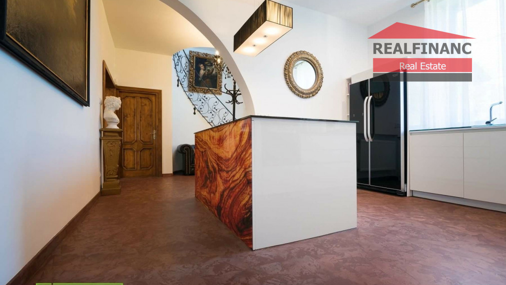 100% aktuálna! 6 izbová Vila s 2 garážou na pozemku 850 m2.