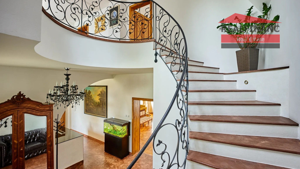 100% aktuálna! 6 izbová Vila s 2 garážou na pozemku 850 m2.