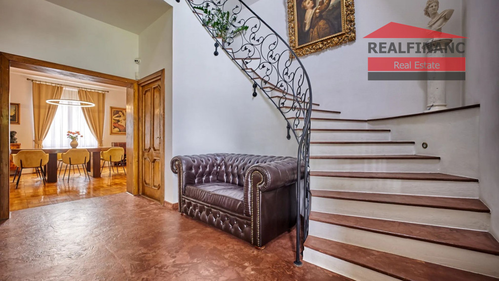 100% aktuálna! 6 izbová Vila s 2 garážou na pozemku 850 m2.