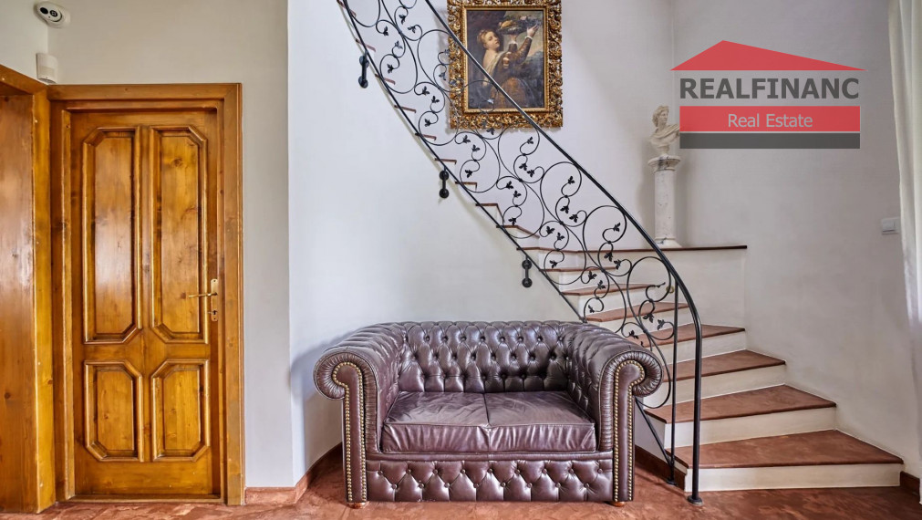 100% aktuálna! 6 izbová Vila s 2 garážou na pozemku 850 m2.