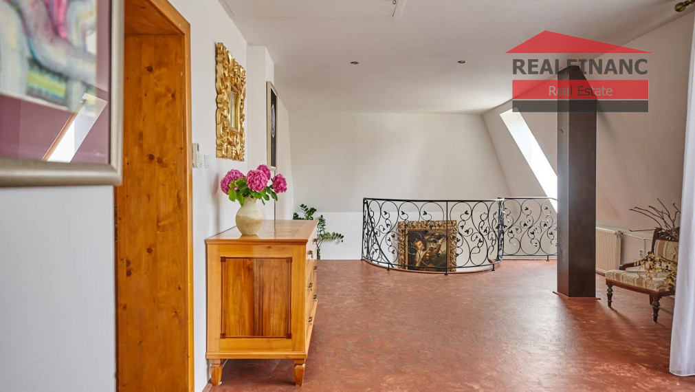 100% aktuálna! 6 izbová Vila s 2 garážou na pozemku 850 m2.