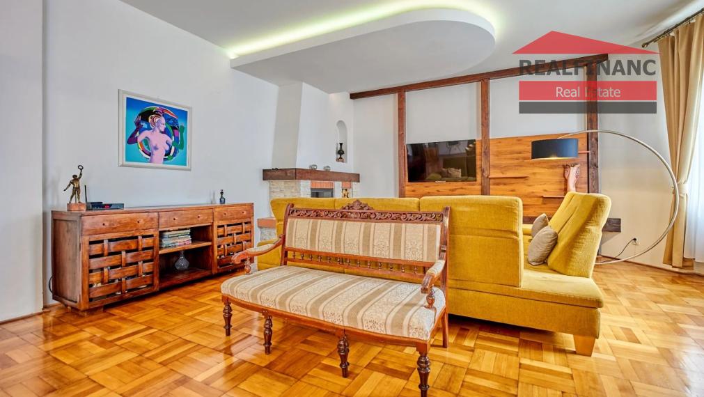 100% aktuálna! 6 izbová Vila s 2 garážou na pozemku 850 m2.