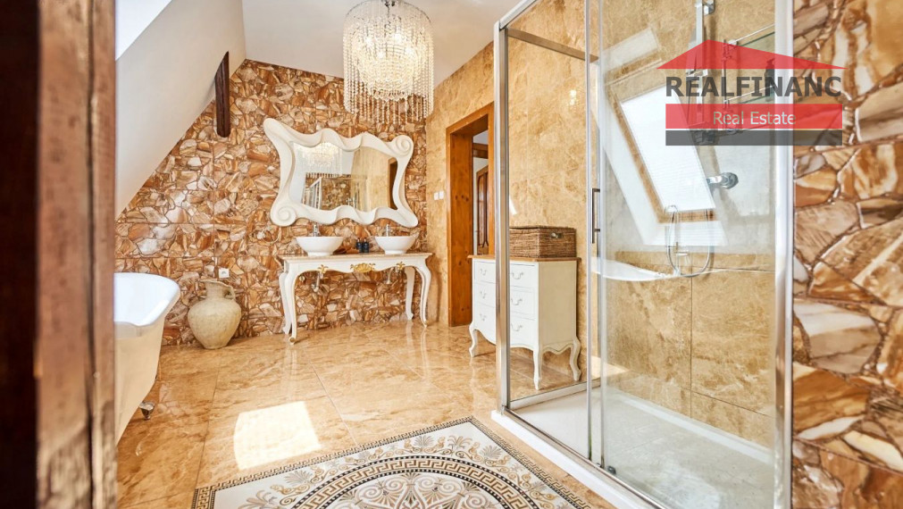 100% aktuálna! 6 izbová Vila s 2 garážou na pozemku 850 m2.