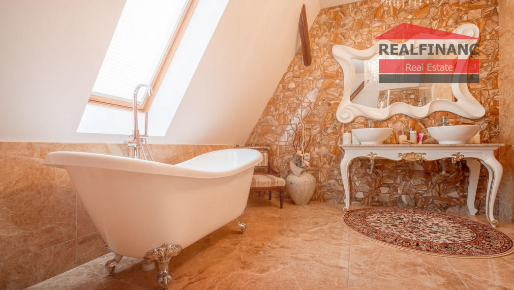 100% aktuálna! 6 izbová Vila s 2 garážou na pozemku 850 m2.