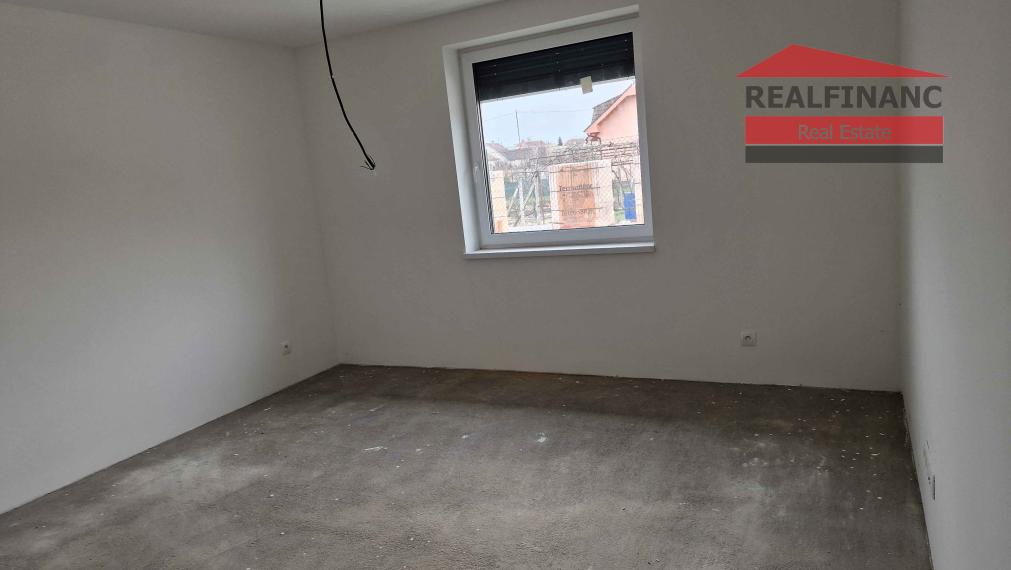 100% aktuálny ! Novostavba 4 izbový Rodinný Dom, 3x parkovacie miesto, pozemok 304 m2, fotovoltaika, Hrnčiarovce nad Parnou !