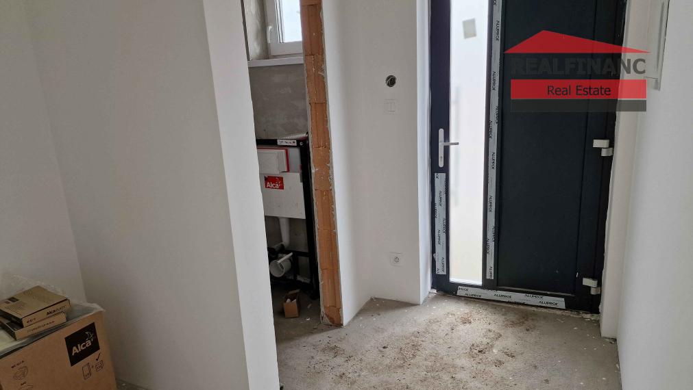 100% aktuálny ! Novostavba 4 izbový Rodinný Dom, 3x parkovacie miesto, pozemok 304 m2, fotovoltaika, Hrnčiarovce nad Parnou !