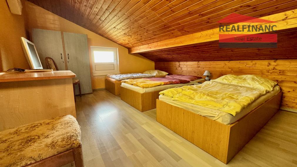 Na predaj zrekonštruovaný a plne vybavený penzión (15 lôžok) v malebnej obci Smolenice.