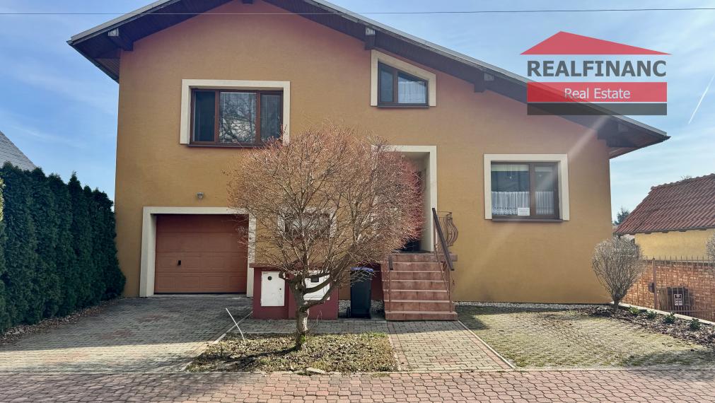 TOP PONUKA!! Na predaj priestranný 6.-izb. dvojgeneračný dom s garážou, 4x kúpeľňa, 612m2 pozemok, obec Smolenice