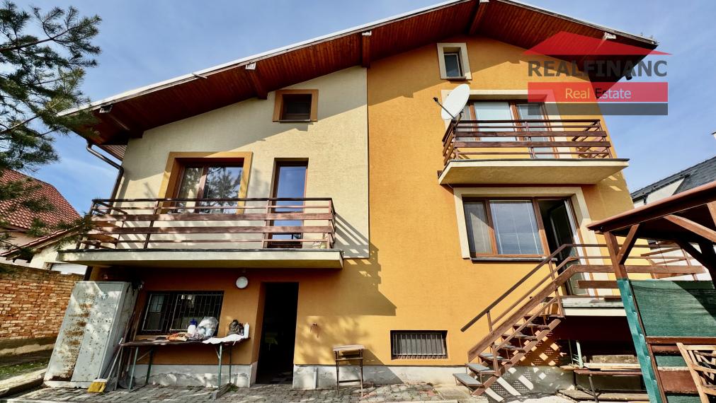 TOP PONUKA!! Na predaj priestranný 6.-izb. dvojgeneračný dom s garážou, 4x kúpeľňa, 612m2 pozemok, obec Smolenice