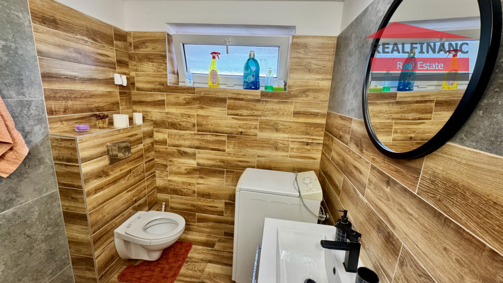 TOP PONUKA!! Na predaj priestranný 6.-izb. dvojgeneračný dom s garážou, 4x kúpeľňa, 612m2 pozemok, obec Smolenice