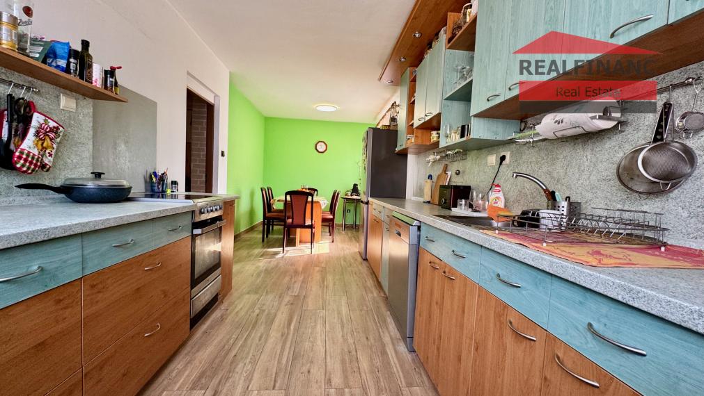 TOP PONUKA!! Na predaj priestranný 6.-izb. dvojgeneračný dom s garážou, 4x kúpeľňa, 612m2 pozemok, obec Smolenice