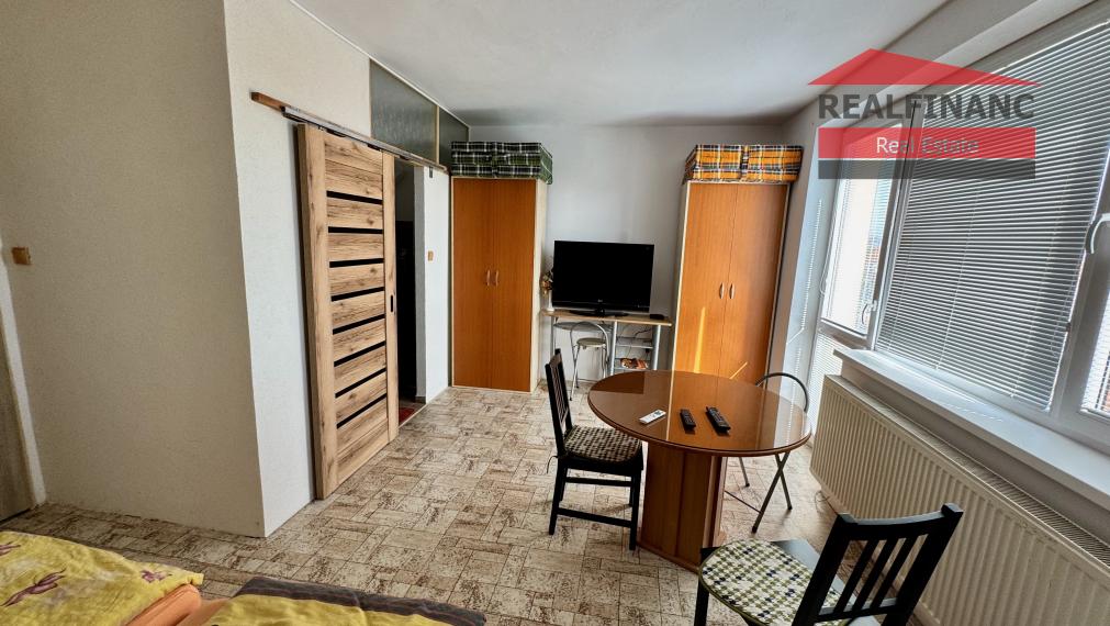 TOP PONUKA!! Na predaj priestranný 6.-izb. dvojgeneračný dom s garážou, 4x kúpeľňa, 612m2 pozemok, obec Smolenice