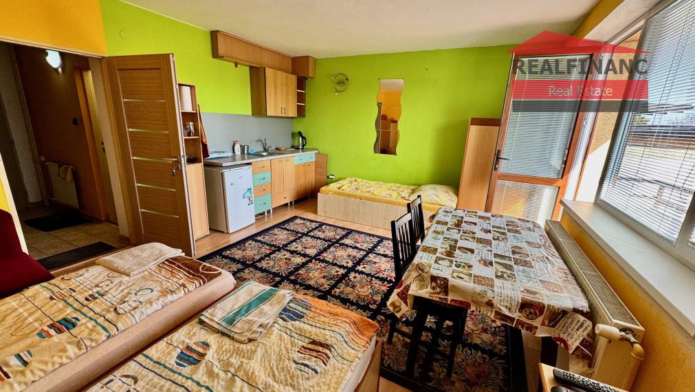 TOP PONUKA!! Na predaj priestranný 6.-izb. dvojgeneračný dom s garážou, 4x kúpeľňa, 612m2 pozemok, obec Smolenice