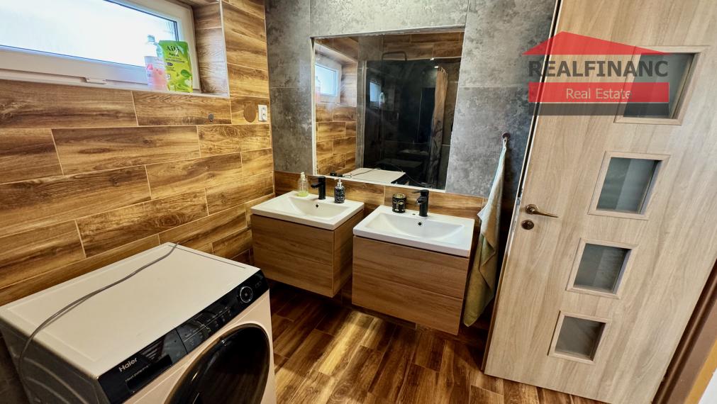 TOP PONUKA!! Na predaj priestranný 6.-izb. dvojgeneračný dom s garážou, 4x kúpeľňa, 612m2 pozemok, obec Smolenice