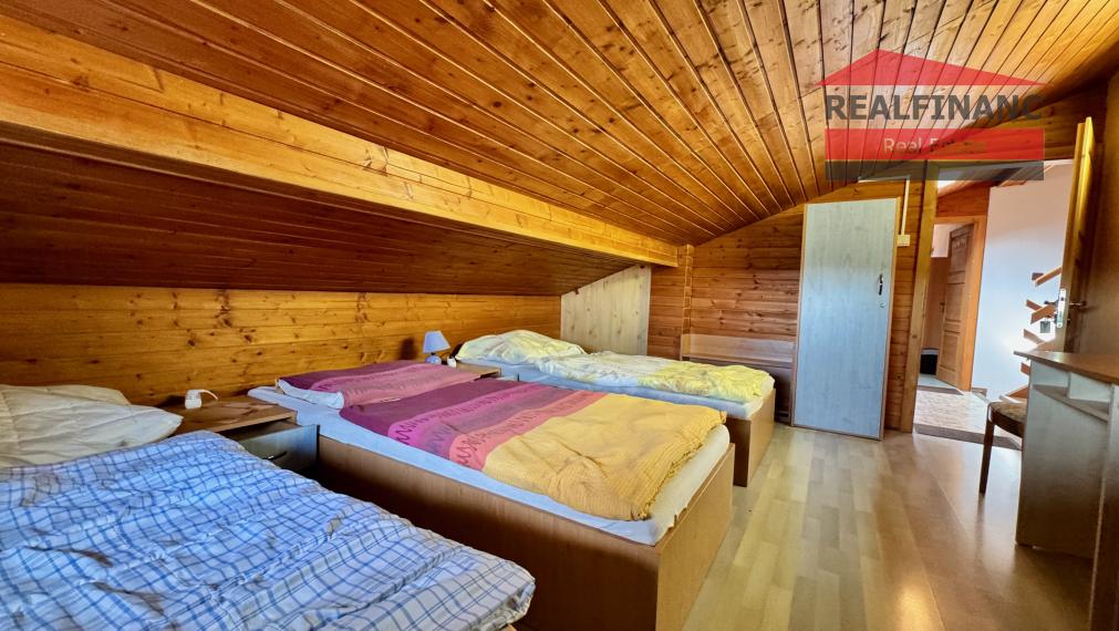 TOP PONUKA!! Na predaj priestranný 6.-izb. dvojgeneračný dom s garážou, 4x kúpeľňa, 612m2 pozemok, obec Smolenice