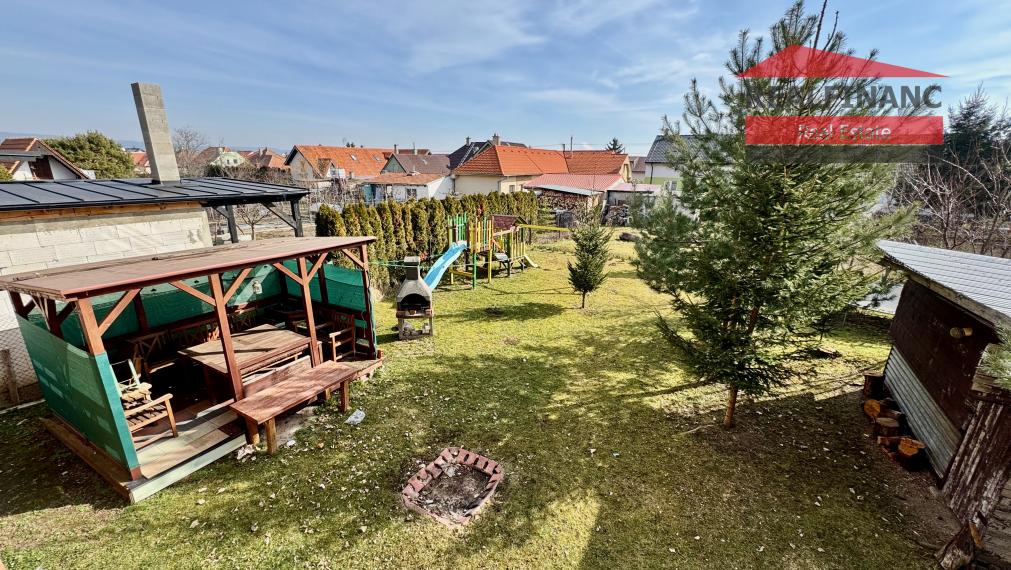 TOP PONUKA!! Na predaj priestranný 6.-izb. dvojgeneračný dom s garážou, 4x kúpeľňa, 612m2 pozemok, obec Smolenice