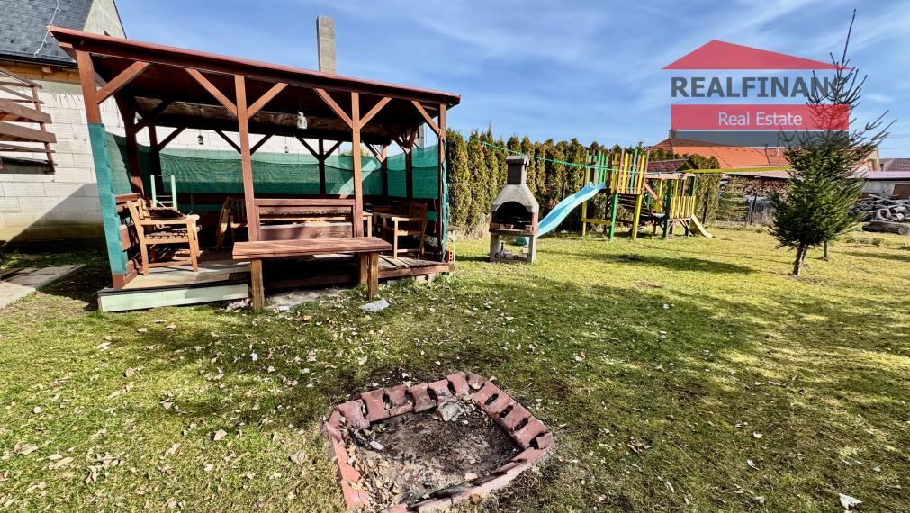 TOP PONUKA!! Na predaj priestranný 6.-izb. dvojgeneračný dom s garážou, 4x kúpeľňa, 612m2 pozemok, obec Smolenice