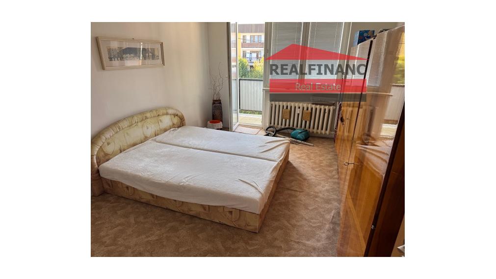 PPonúkam na predaj v centre mesta veľký tehlový 3 izbový byt s halou + veľká loggia veľkou pivnicou a garážou v uzatvorenom dvore