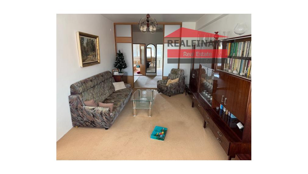 PPonúkam na predaj v centre mesta veľký tehlový 3 izbový byt s halou + veľká loggia veľkou pivnicou a garážou v uzatvorenom dvore