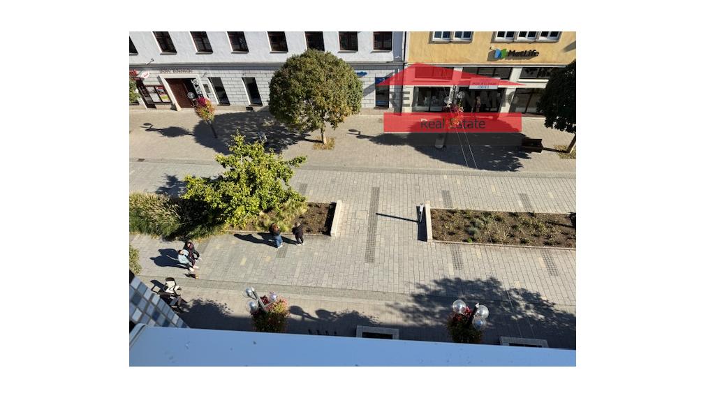 PPonúkam na predaj v centre mesta veľký tehlový 3 izbový byt s halou + veľká loggia veľkou pivnicou a garážou v uzatvorenom dvore