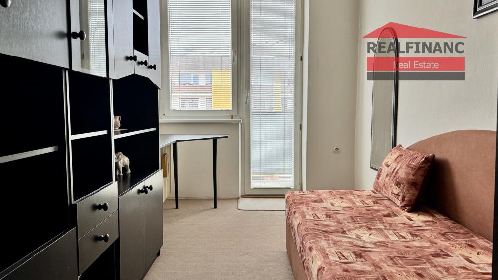 Ponúkam na predaj v centre mesta veľký tehlový 3 izbový byt s halou + veľká loggia veľkou pivnicou a garážou v uzatvorenom dvore