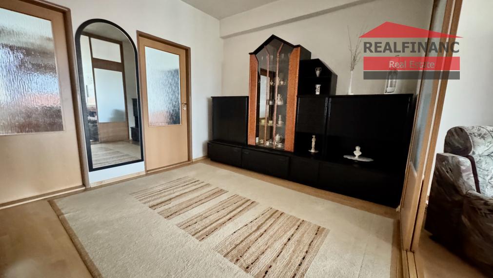 Ponúkam na predaj v centre mesta veľký tehlový 3 izbový byt s halou + veľká loggia veľkou pivnicou a garážou v uzatvorenom dvore