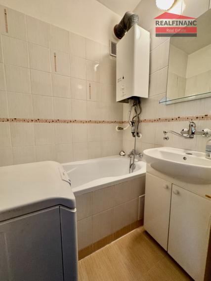 Ponúkam na predaj v centre mesta veľký tehlový 3 izbový byt s halou + veľká loggia veľkou pivnicou a garážou v uzatvorenom dvore