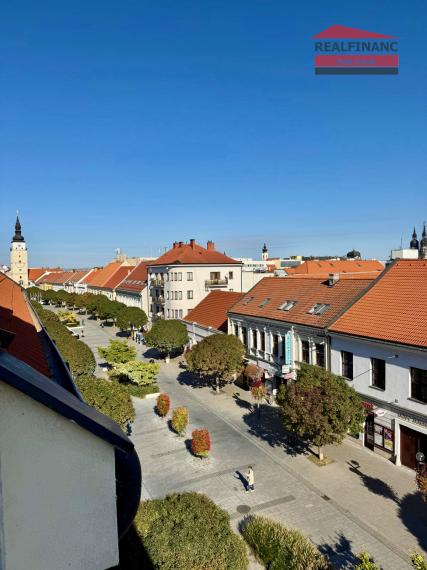 Ponúkam na predaj v centre mesta veľký tehlový 3 izbový byt s halou + veľká loggia veľkou pivnicou a garážou v uzatvorenom dvore