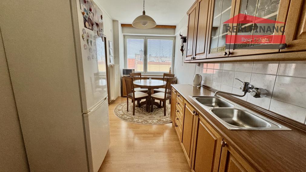 Ponúkam na predaj v centre mesta veľký tehlový 3 izbový byt s halou + veľká loggia veľkou pivnicou a garážou v uzatvorenom dvore