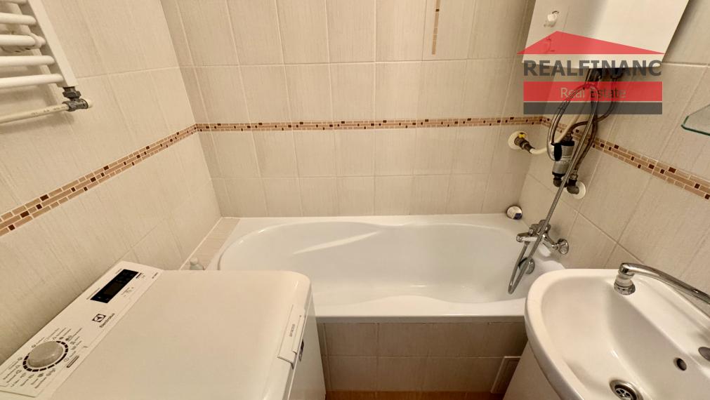 Ponúkam na predaj v centre mesta veľký tehlový 3 izbový byt s halou + veľká loggia veľkou pivnicou a garážou v uzatvorenom dvore