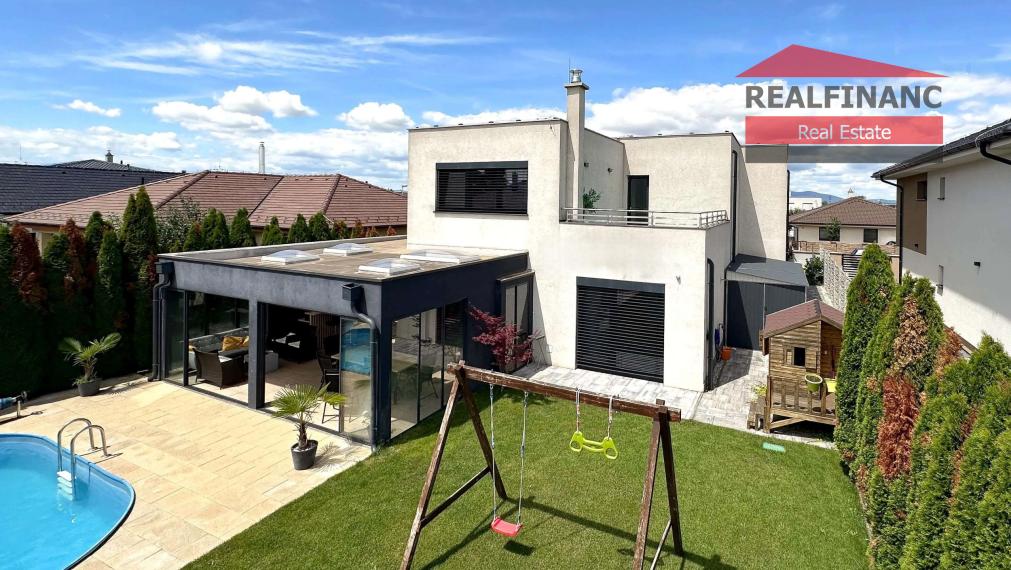 100% aktuálny! 8 ročná novostavba 6 izbového Rodinného Domu s 2 garážou na  pozemku 603 m2.