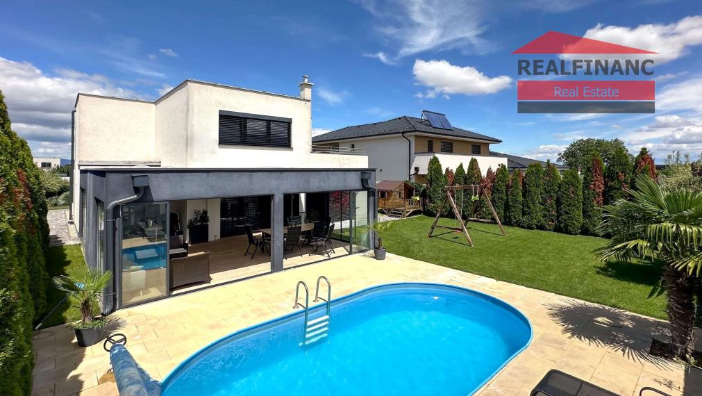 100% aktuálny! 8 ročná novostavba 6 izbového Rodinného Domu s 2 garážou na  pozemku 603 m2.