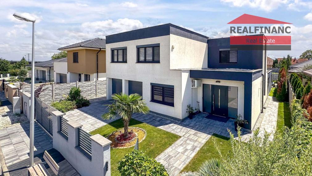 100% aktuálny! 8 ročná novostavba 6 izbového Rodinného Domu s 2 garážou na  pozemku 603 m2.